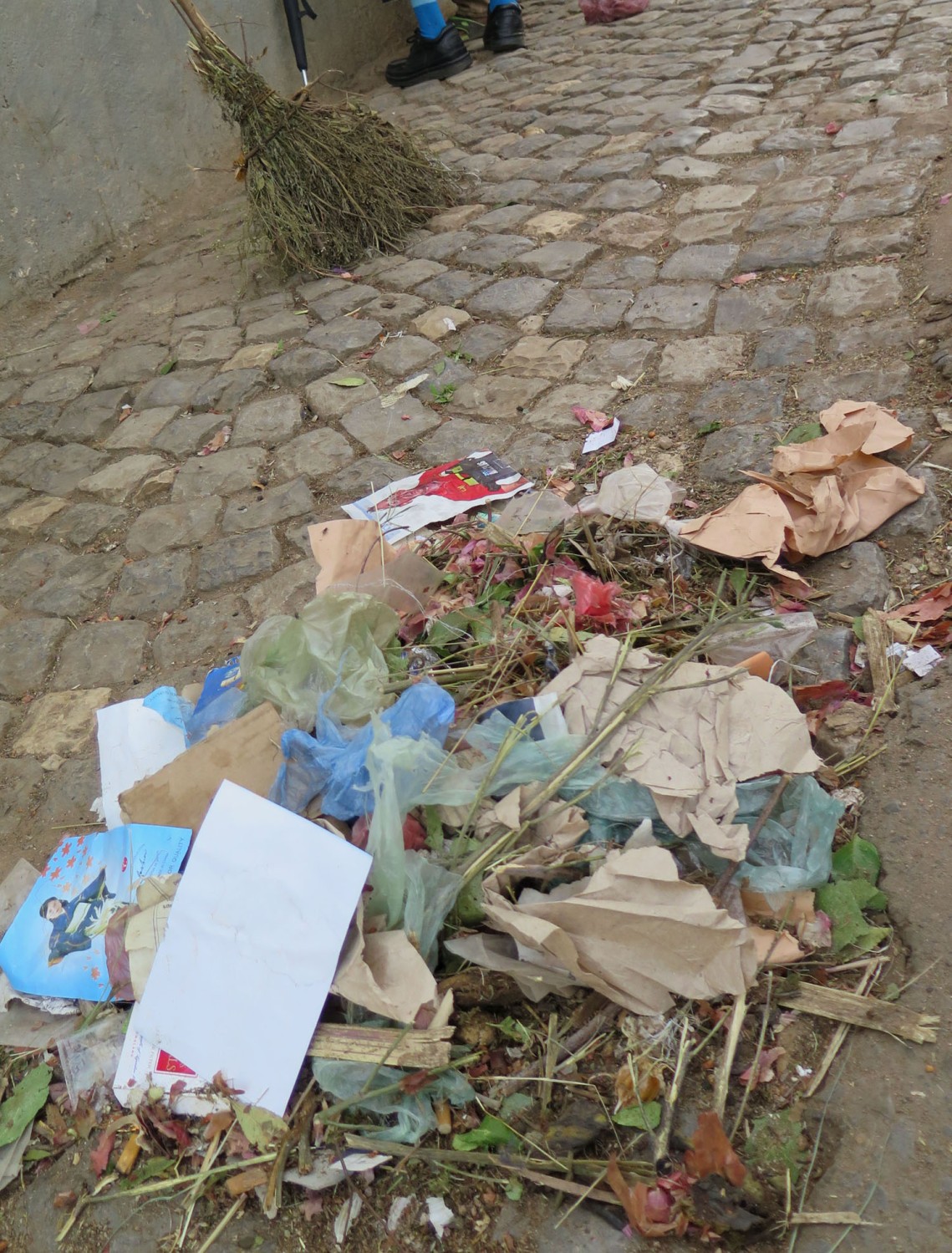 Ethiopia-Harar-Street-Scenes-Trash
