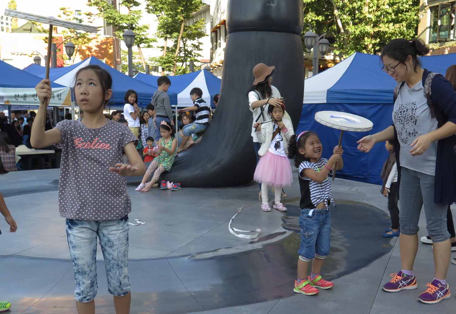Korea-Seoul-Street-Scenes-Kids-Playing