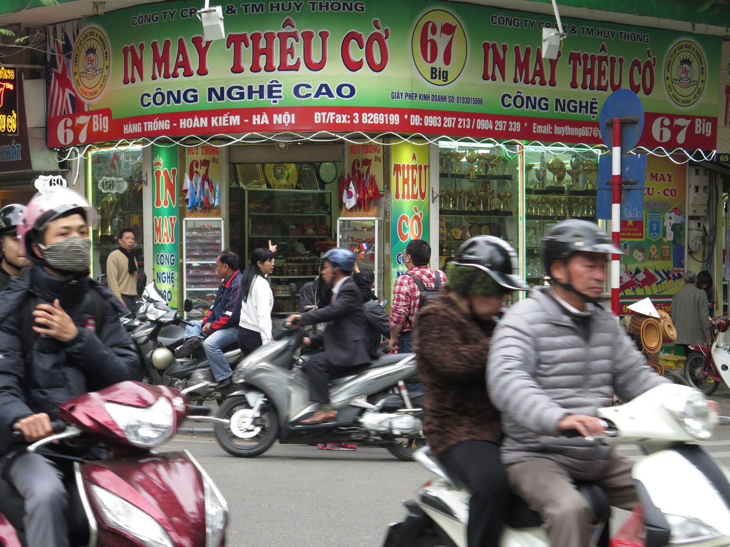 Vietnam-Hanoi-Street-Scenes-Motorbikes
