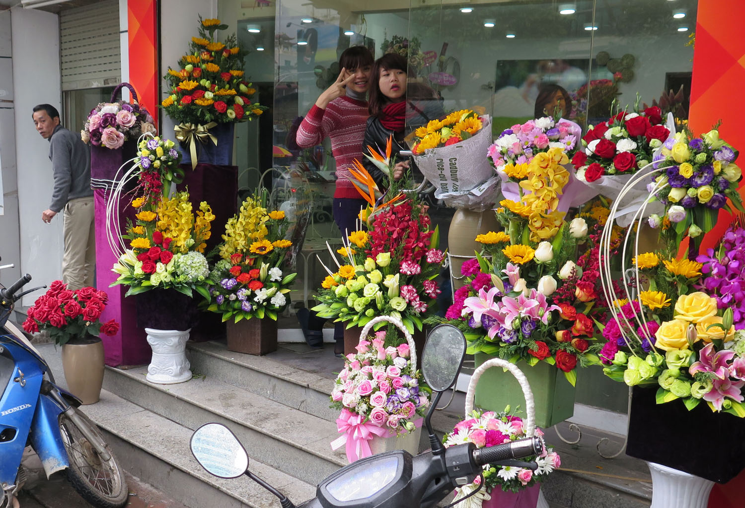 Vietnam-Hanoi-Street-Scenes-Flower-Shop
