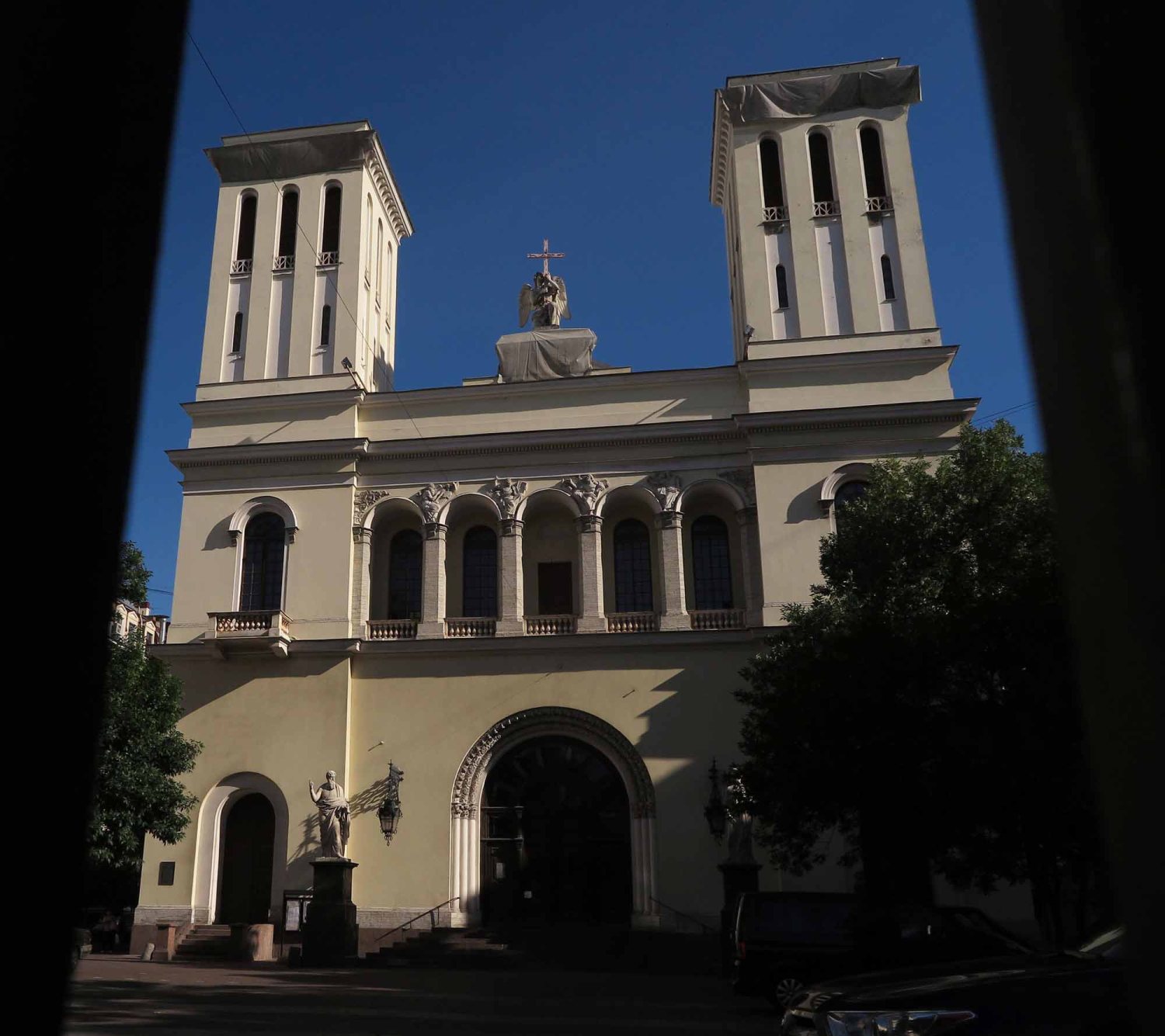 Russia-Saint-Petersburg-Street-Scenes-Lutheran-Church