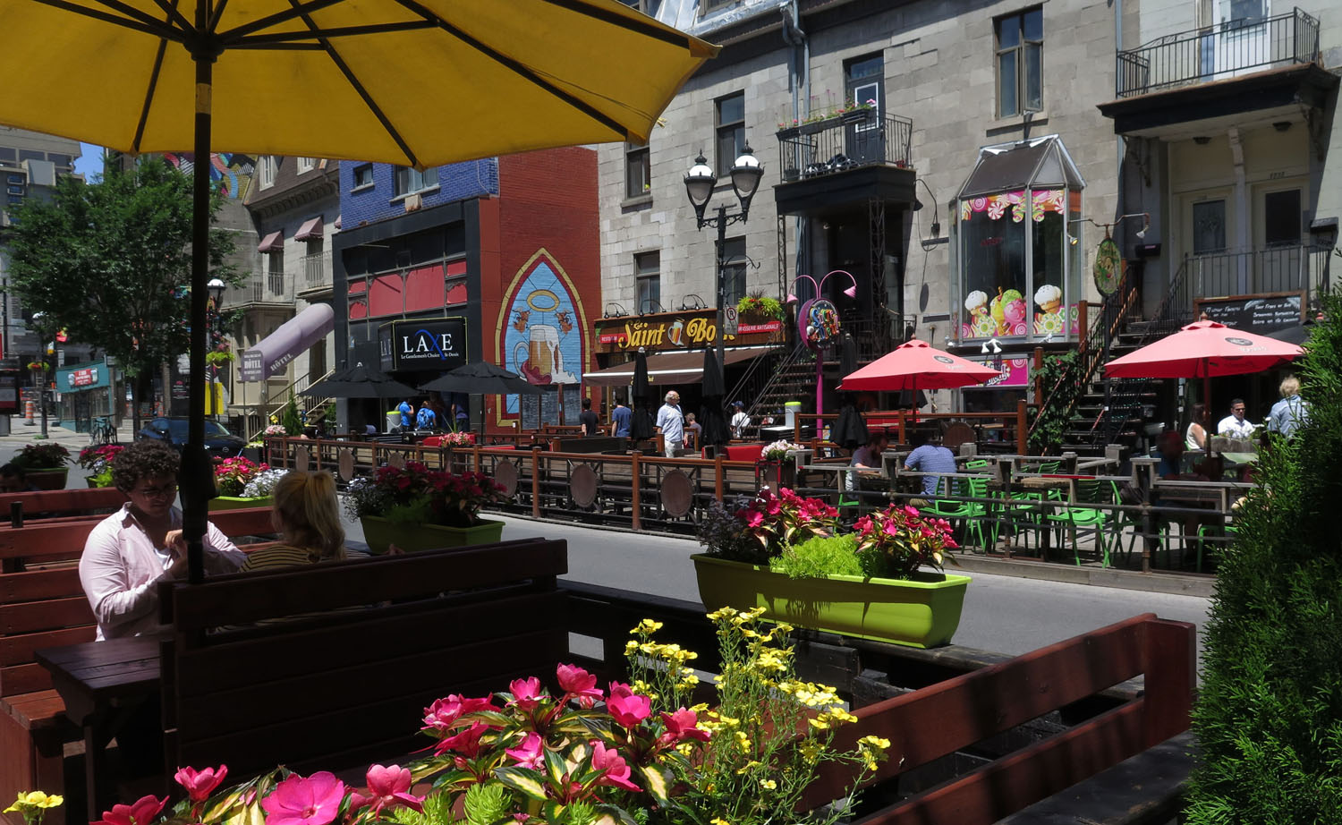 canada-montreal-colorful-street-scene